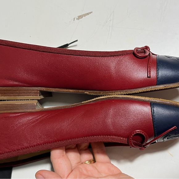 CHANEL Women's Burgundy and Navy Flats - Picture 4 of 10